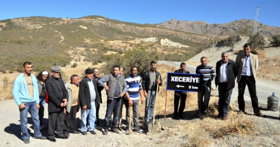 Tunceli'de bir köye eski isminin yazılı olduğu Kürtçe tabela dikildi
