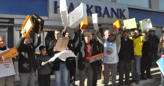 KESK üyeleri, Halkbankası'na ayakkabı kutusu attı