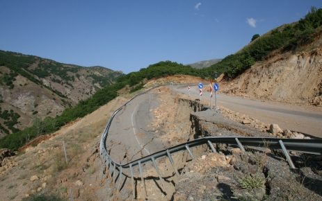 Karayolundaki heyelan can güvenliğini tehdit ediyor