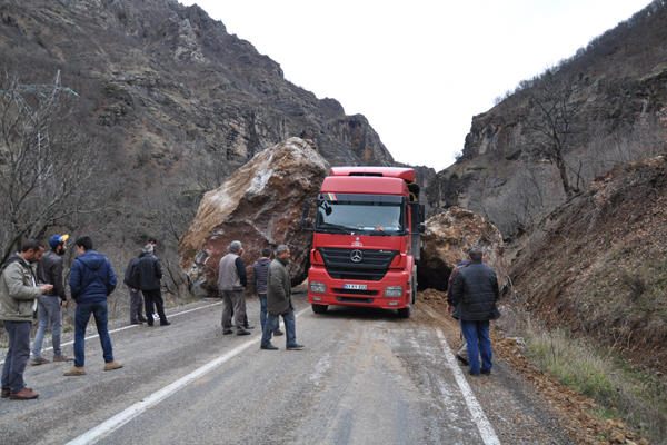 Dersim-Pülümür karayoluna kaya düştü