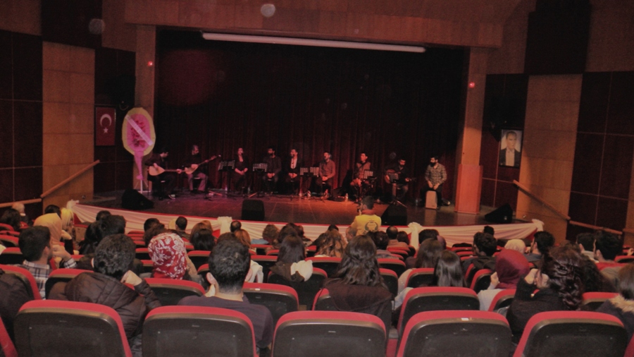 Üniversite’de Müzik dinletisi