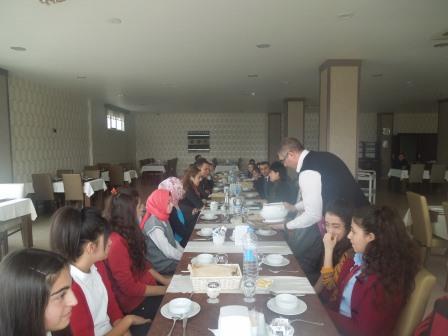 Pertek Kaymakamlığından başarılı öğrencilere yemek
