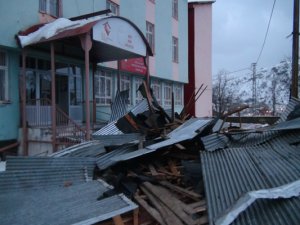 Dersim’de fırtına evlerin çatılarını uçurdu