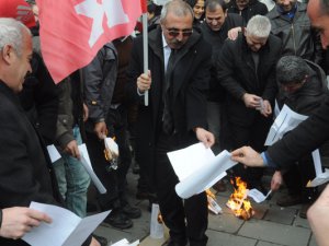 KESK bordroları ateşe verdi
