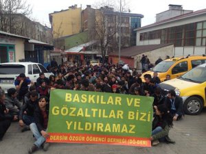 Üniversite Öğrencileri Tutuklanan Arkadaşları İçin Emniyete Yürüdü