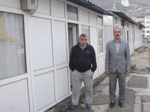 Barakada kalan kardeşler yardım bekliyor