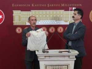 Oğlunun Kıyafetleriyle Basın Toplantısı Yaptı