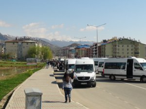 Dersim’de minibüsçüler cezaları protesto için yol kapattı