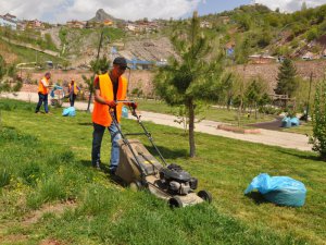 Parklarda Çim Biçme Çalışmaları Başladı