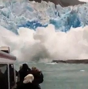 Alaska'da turist gemisi çöken buzula yaklaşınca VİDEO