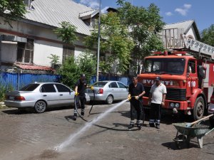 Belediye Ekipleri Cadde ve Sokakları Yıkadı