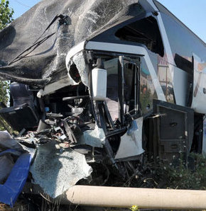 Yolcu otobüsü kamyonla çarpıştı 1 ölü!