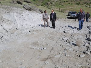 Pertek’te köy yollarında çalışma sürüyor