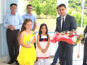 Vali Vekili Olgun Öner,öğrencilere karnelerini dağıttı