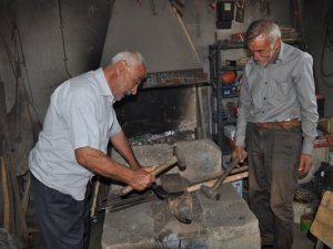 Dersim’in tek demirci ustası destek bekliyor