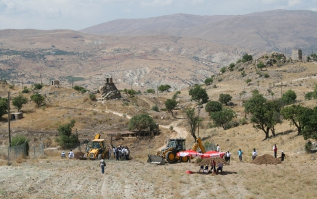 Toplu mezar kazısında ilk kemiklere ulaşıldı