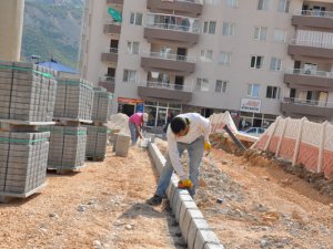 Yol ve kaldırım çalışmaları devam ediyor