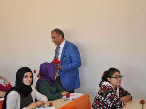 Üniversite yönetiminden öğrencilere karanfil