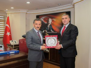 Belediye Başkanı Kırmızıçiçek’ten Vali Kaymak’a plaket