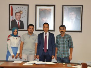 Üniversiteyi birincilikle kazanan öğrencilere başarı belgesi verildi