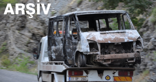 Tunceli'de yol kesen PKK’lılar bir minibüsü yaktı