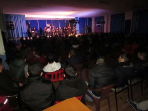 “Yer Altındakiler” adlı tiyatro oyunu Hozat’ta sahnelendi