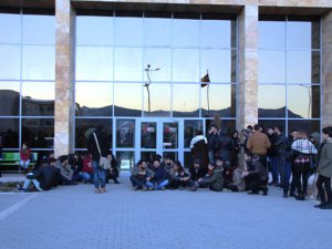 Öğrenciler Rektörlük Binası önüne yürüdü