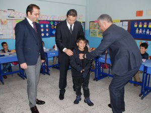 Öğrencilere kışlık giyecek yardımı