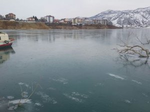 Uzunçayır Barajı Buz Tuttu