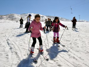 Anaokulu öğrencilerinin kayak keyfi