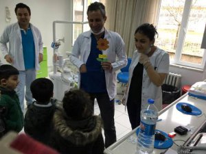 Minik öğrencilerden doktorlara Tıp Bayramı ziyareti