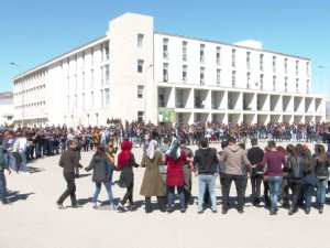 Üniversite öğrencileri Newruzu kutladı