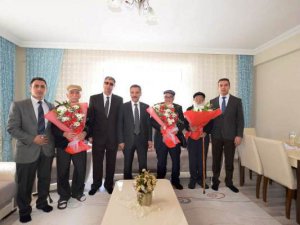 Vali Kaymak, yaşlılarla kahvaltıda buluştu