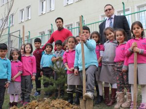 Öğrenciler, Yeşil bir alan için fidan dikti