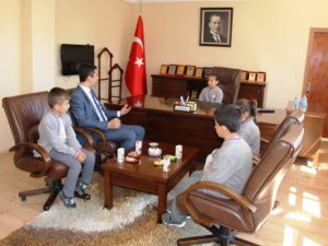 Kaymakam Kazez, makamında çocukları ağırladı