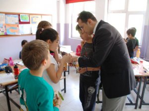 Öğrencilere Kuru Üzüm Dağıtıldı