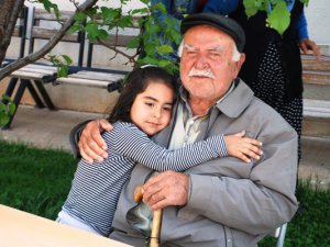 Minik öğrencilerden yaşlılara ziyaret