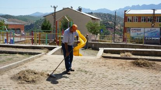 Parklarda temizlik çalışması