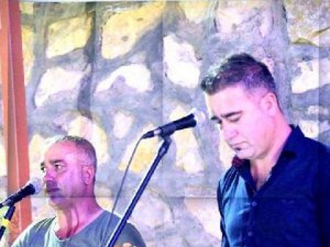 Müzisyenlere Kürtçe türkü gözaltısı