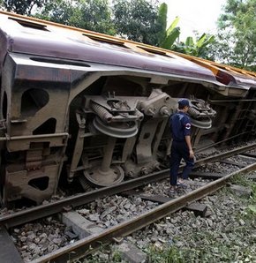 Almanya'da tren raydan çıktı