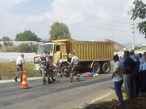 Motosiklet Kamyonetle Çarpıştı: 1 Ölü, 2 Yaralı