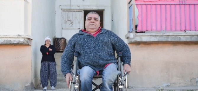Yerde sürüklenerek her gün iki kat inip çıkıyor