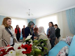 Vali Kaymak'ın eşi emine Kaymak'tan yaşlılara ziyaret
