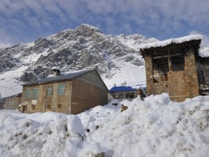 Ovacık, kar yağışı nedeniyle ikiye bölündü!
