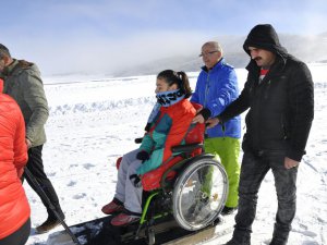 Engelli vatandaşın kayak keyfi