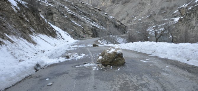 Ovacık karayoluna kaya parçaları düştü