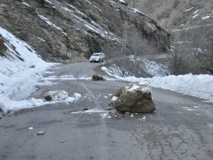 Ovacık karayoluna kaya parçaları düştü