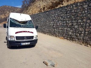 Polis Kontrol Noktasında Minibüsün Üzerine Taş Düştü: 1 Yaralı