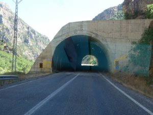 Aydınlatması olmayan çığ tünelleri tehlike saçıyor