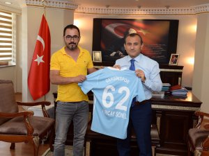 Tunceli Valisi Sonel'e Dersimspor forması